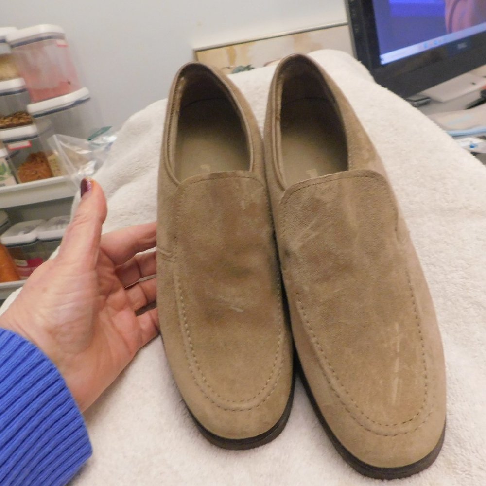 hushpuppies womens suede loafers. size 7 medium